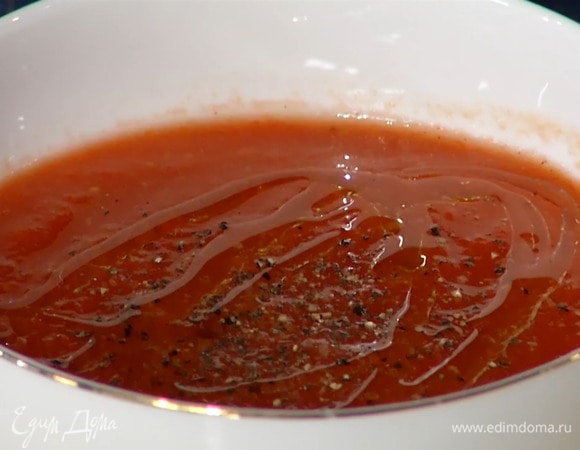 Приготовить томатный соус: протертые помидоры поместить в миску, посолить, поперчить, добавить 1 ст. ложку оливкового масла, томатную пасту и все перемешать.