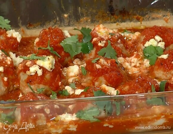 Готовые фрикадельки посыпать порванной руками кинзой и сбрызнуть оставшимся оливковым маслом.