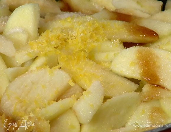 Яблоки очистить от кожуры и, удалив сердцевину, нарезать тонкими ломтиками, выложить в глубокий сотейник, полить соком лимона, добавить цедру, половину сахара, влить ванильный экстракт, 100–150 мл воды и перемешать.
