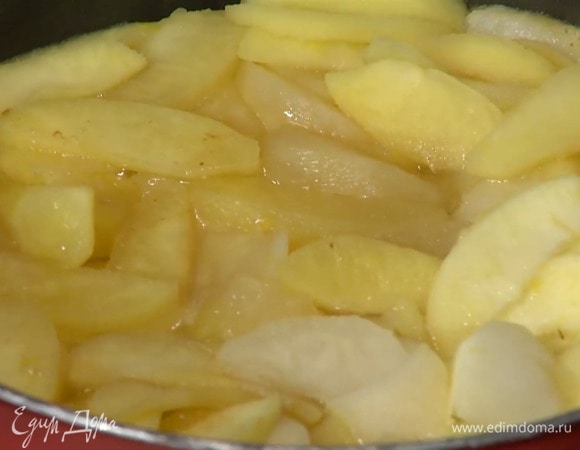 Накрыть яблоки крышкой и томить на сильном огне, затем убавить огонь, снять крышку и дать лишней влаге выпариться.