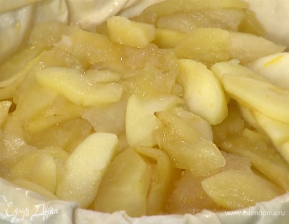 Верхний пласт фило присыпать кукурузной мукой и шумовкой выложить на него яблоки, стараясь избежать лишней влаги.