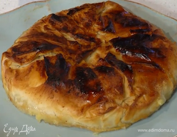 Выпекать пирог в разогретой духовке 25–30 минут.