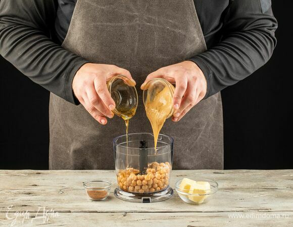 Выложите в чашу блендера REDMOND RHB-2964 нут, арахисовую пасту, сливочное масло, корицу, мед.