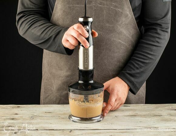 Перемешайте все ингредиенты в блендере, попробуйте и при необходимости посолите.