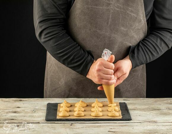 Выложите нутовую массу в кондитерский мешок, отсадите конфеты и поставьте в холодильник на 30 минут или на 1 час.