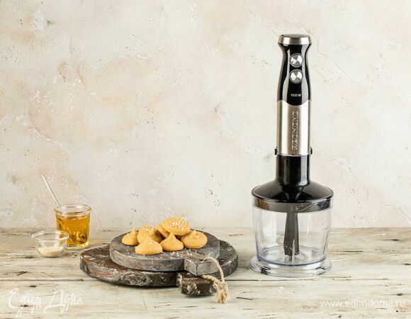 Нутовые ПП-конфеты доставайте из холодильника за 20 минут до подачи. По желанию посыпьте кунжутом или дробленым орехом.