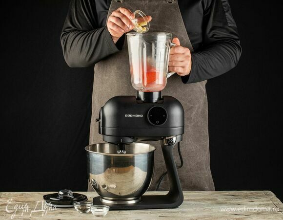 С запеченных овощей снимите кожуру, выложите в блендер кухонной машины REDMOND RKM-4021 и измельчите до однородной консистенции. Посолите, поперчите и перемешайте.