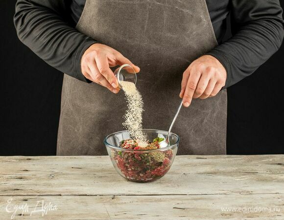 Добавьте панировочные сухари и еще раз перемешайте.