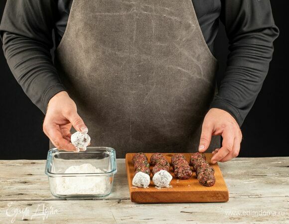 Скатайте из фарша небольшие шарики, обваляйте в муке.