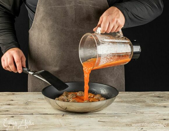 Обжарьте тефтели в оливковом масле со всех сторон, затем влейте домашний томатный соус, накройте крышкой и тушите на среднем огне 20 минут.