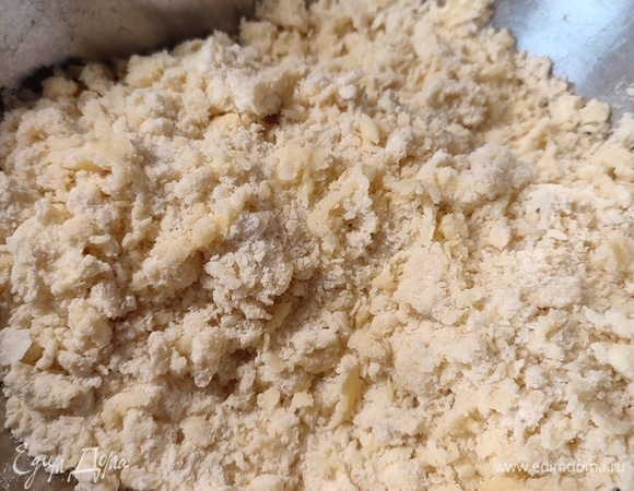 Смешать муку с сахаром, добавить мягкое сливочное масло и перетереть все в крошку.