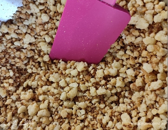 Обжарить крошку на сковороде до коричневого цвета.