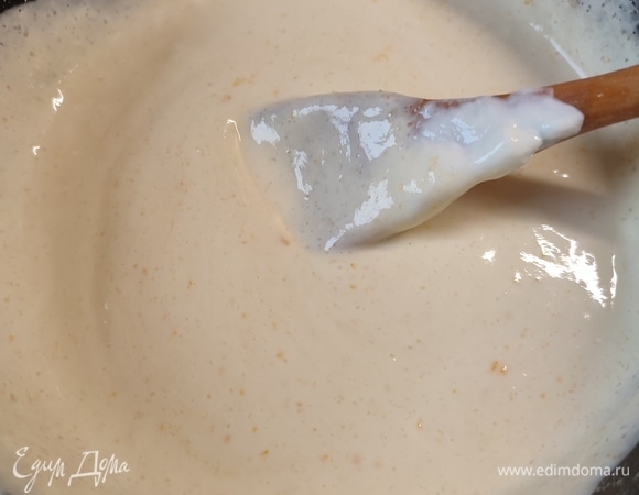 Для крема яйца смешать с сахаром и крахмалом. Добавить сметану и перемешать до однородности. Варить на медленном огне до загустения.