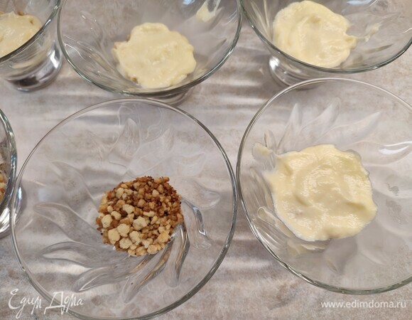 Первым слоем выложить крошку, сверху — равномерно крем. Так чередовать, пока все не закончится. Верхний слой должен быть из крошки.