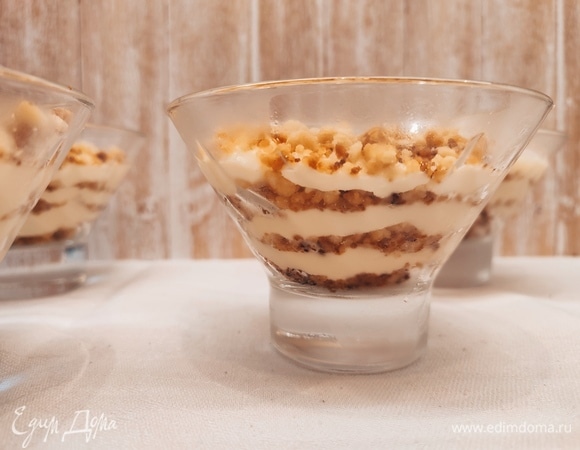 Вот такие слои получаются. Поставить десерт в холодильник на несколько часов, чтобы он пропитался.