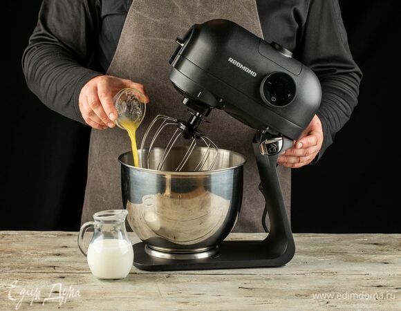 Добавьте растопленное сливочное масло, теплое молоко, перемешайте.