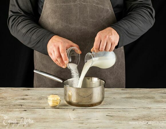 Приготовьте начинку. Молоко влейте в сотейник, добавьте сахар и сливочное масло. Подогрейте.