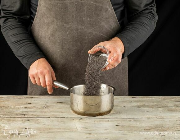 Затем всыпьте мак. Доведите до кипения, после чего убавьте огонь и варите, помешивая, 15 минут. Начинка должна увариться.