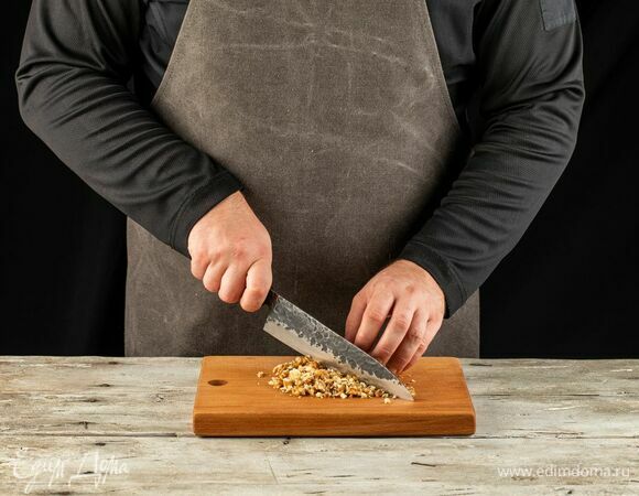 Грецкие орехи слегка порубите ножом.