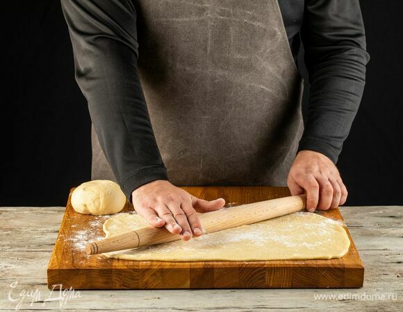 Готовое тесто разделите на 2 части. Раскатайте каждую часть в тонкий пласт. Выложите маковую начинку, а сверху — грецкие орехи.