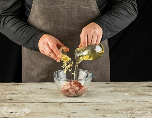 Добавьте тертый имбирь, влейте растительное масло, перемешайте и поставьте на 20 минут в холодильник.