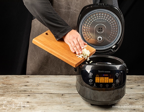 В умной мультиварке REDMOND SkyCooker M92S установите режим «Жарка». Выложите лук.