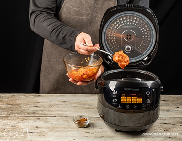 Добавьте курицу и пасту карри, перемешайте. Обжаривайте 10 минут.