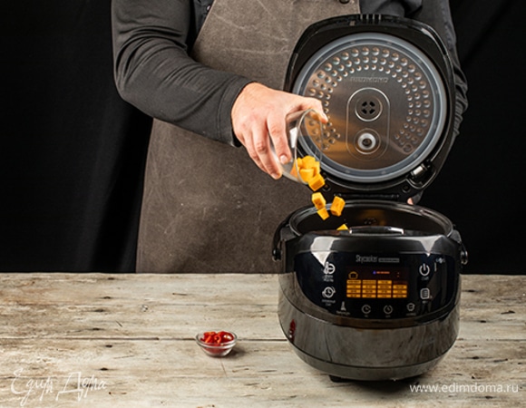 Затем добавьте тыкву и перец чили, обжаривайте еще 5 минут.