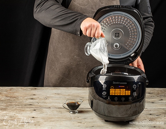 Влейте кокосовое молоко и соевый соус, установите режим «Тушение» и готовьте 30 минут.