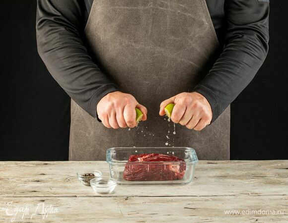 Говяжью вырезку посолите, поперчите, сбрызните лаймовым соком.