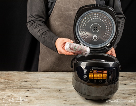 Залейте в чашу мультиварки воду, чтобы она слегка покрывала говядину. Готовьте в умной мультиварке REDMOND SkyCooker M92S на режиме «Мультиповар» 3 часа при 85°С.