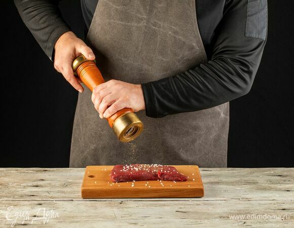 Говяжий стейк посолите и поперчите.