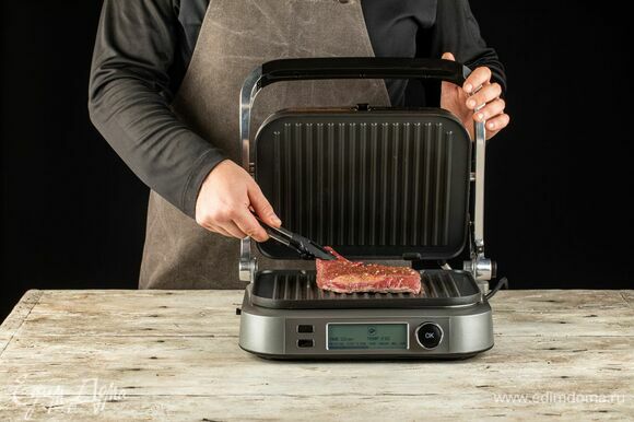 На гриль-духовке SteakMaster REDMOND RGM-M816P выберите программу «Мясо», дождитесь звукового сигнала и выложите говядину. Гриль-духовка автоматически установит время приготовления, исходя из толщины стейка. На специальном индикаторе можете проследить за степенью прожарки — rare, medium или well done.