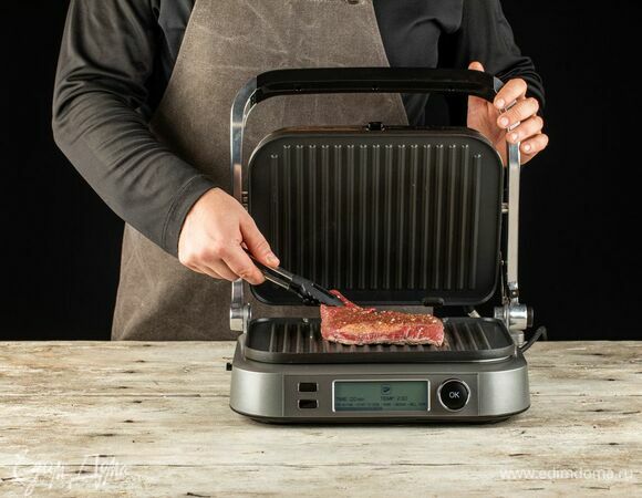 На гриль-духовке SteakMaster REDMOND RGM-M816P выберите программу «Мясо», дождитесь звукового сигнала и выложите говядину. Гриль-духовка автоматически установит время приготовления, исходя из толщины стейка. На специальном индикаторе можете проследить за степенью прожарки — rare, medium или well done.
