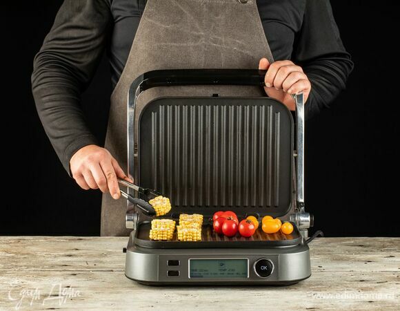 Обжарьте на гриле кукурузу и помидоры черри до румяных полосок.