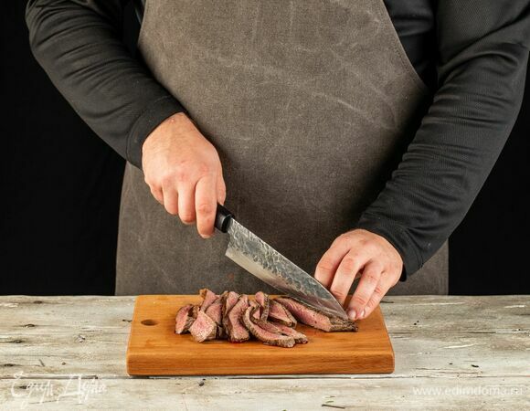 Мясо нарежьте ломтиками.