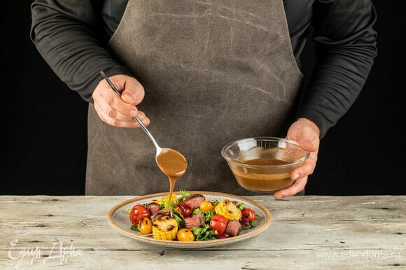 Кукурузу и помидоры выложите на тарелку к миксу, добавьте мясо. Полейте салат заправкой.