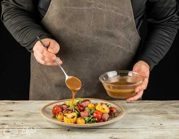 Кукурузу и помидоры выложите на тарелку к миксу, добавьте мясо. Полейте салат заправкой.