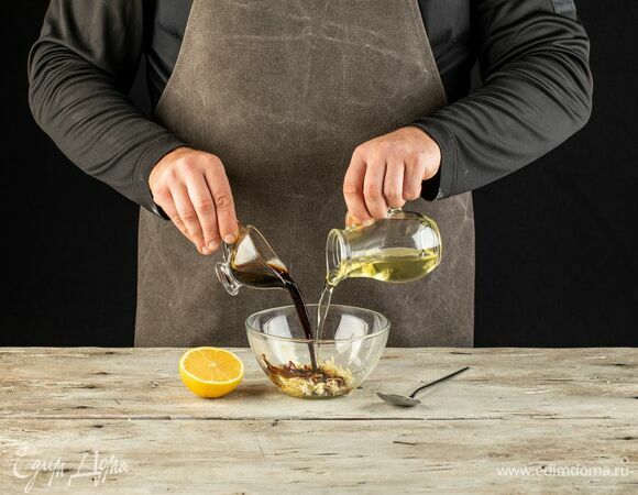 Влейте соевый соус, оливковое масло и лимонный сок.