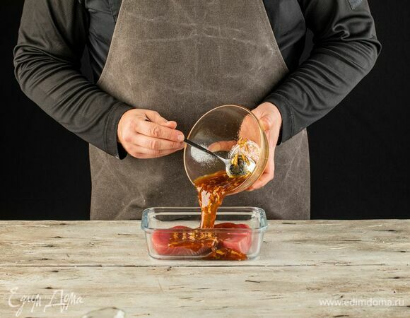 Залейте получившимся маринадом кусочки тунца и оставьте на 10 минут.