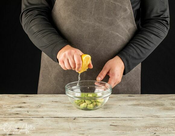 Авокадо очистите и нарежьте кубиками, сразу сбрызните лимонным соком, чтобы мякоть не потемнела.