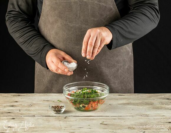 Все посолите, поперчите и перемешайте. Поставьте в холодильник на 15 минут.