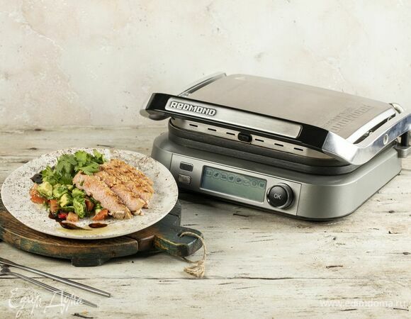 Подавайте тунца в кунжутной панировке с сальсой из авокадо и помидоров.