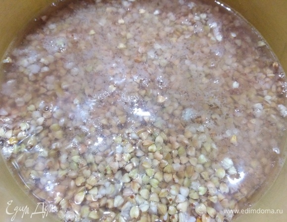 Гречку промойте. Залейте ее одним стаканом горячей воды и слегка посолите. Доведите до кипения и выключите огонь. Оставьте под крышкой до полного остывания. В идеале — на ночь.