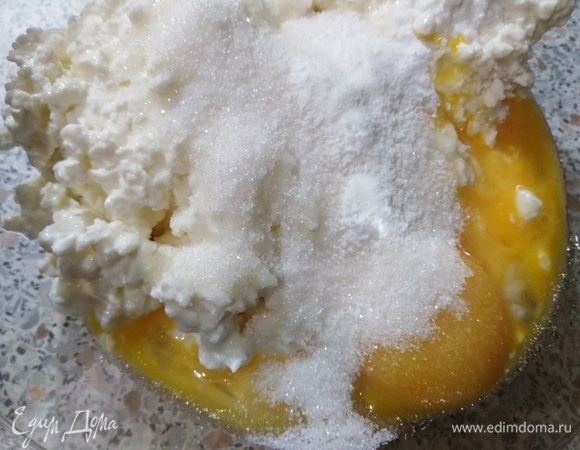 В творог вбейте желтки, всыпьте сахар и ванилин. Пробейте блендером.