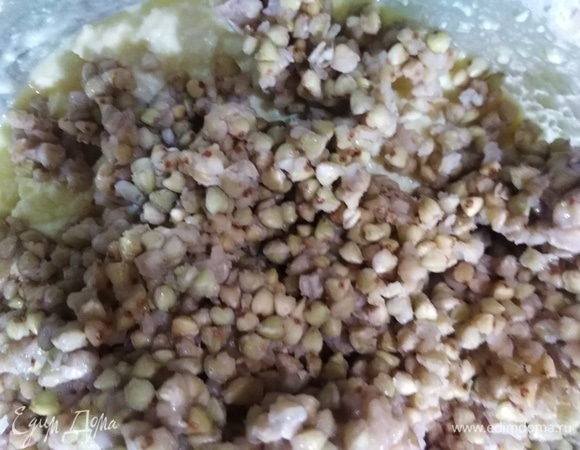 Добавьте подготовленную крупу. Перемешайте.