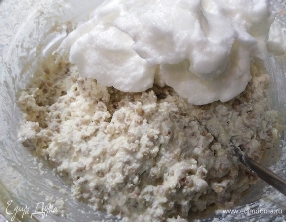 Белки с солью взбейте до устойчивой пены и соедините с творожно-крупяной массой. Перемешайте снизу вверх.