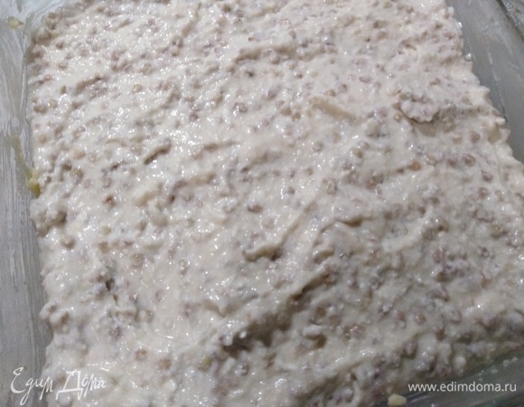 Выложите массу в смазанную топленым или сливочным маслом форму. Разровняйте.