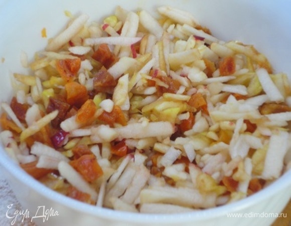 За это время приготовим сироп: воду с сахаром доводим до кипения и остужаем. Для начинки яблоки натираем на терке, добавляем промытую и нарезанную кубиками курагу (или изюм), сахар, крахмал.