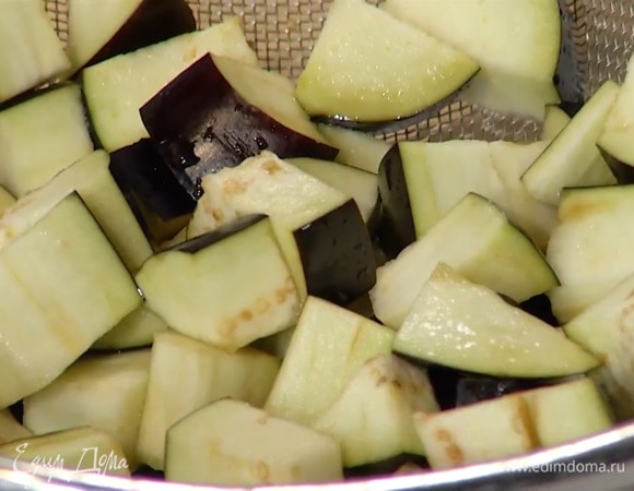 Баклажан, удалив плодоножку, нарезать небольшими кубиками, присыпать солью и дать постоять.